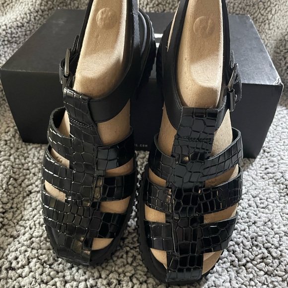 Sorel Shoes - Sorel Black Croc-Patterned ONA Streetware Fisherman Mid Sandals